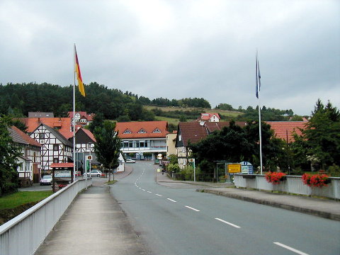 Ortseingang von der Ederbrücke